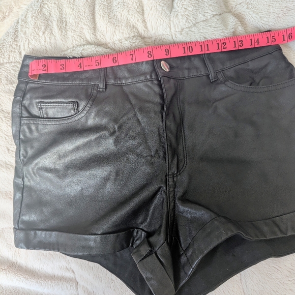 Divided faux leather shorts. Size 10 - Picture 11 of 11
